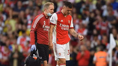 Xhaka chấn thương nghỉ 3 tháng, Arsenal méo mặt ảnh 1