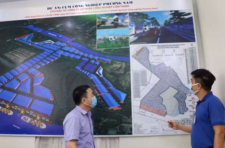 Cán bộ Trung tâm Phát triển quỹ đất TP Uông Bí trao đổi với chủ đầu tư Dự án Cụm công nghiệp Phương Nam các vị trí đã thực hiện GPMB xong.