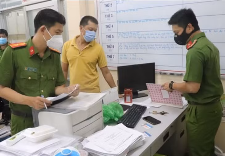 Công an khám xét nơi làm việc của Thảo (áo vàng). Ảnh M.K