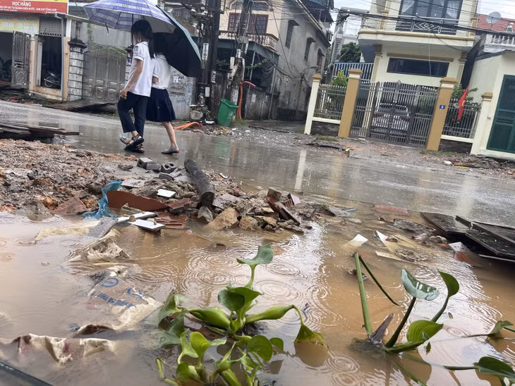 Việc dự án thi công chậm, dở dang đã tiềm ẩn nguy cơ mất an toàn cho người dân và hơn 2.000 học sinh của Trường Tiểu học Lý Thường Kiệt (Cơ sở 2) cùng Trường THCS Lý Tự Trọng. Ảnh: Bạch Đằng