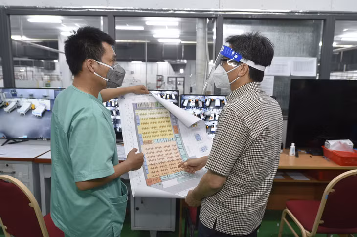 Phó Thủ tướng thăm Trung tâm hồi sức tích cực người bệnh COVID-19 của Bệnh viện Trung ương Huế (đặt tại Bệnh viện Dã chiến số 14, phường Tây Thạnh, quận Tân Phú). Ảnh VGP/Đình Nam