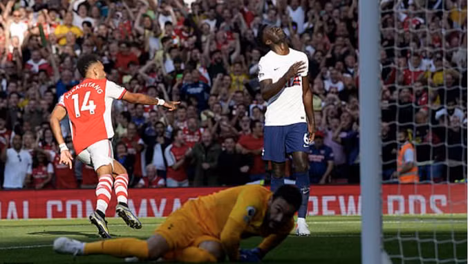 Aubameyang mừng bàn thắng vào lưới Tottenham trên sân Emirates. Ảnh: AP