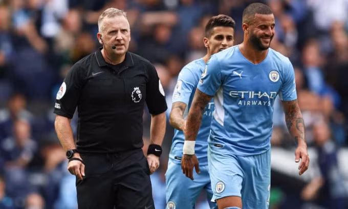 Walker cười sau khi bản thân thoát thẻ đỏ, còn Man City không bị thổi phạt đền ở phút 63. Ảnh: Shutterstock