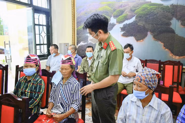 Đoàn Thanh niên Công an tỉnh phối hợp tổ chức khám bệnh miễn phí cho người dân xã Quảng Sơn (huyện Hải Hà), tháng 8/2021.