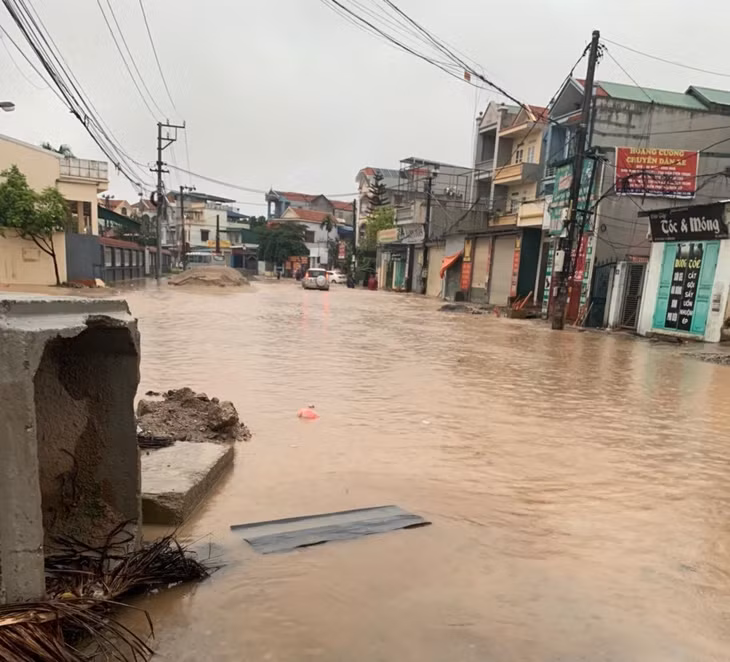 Trong trận mưa ngày 14/9 vừa qua, tuyến đường Ba Lan đã bị ngập úng nặng. Ảnh: Bạch Đằng