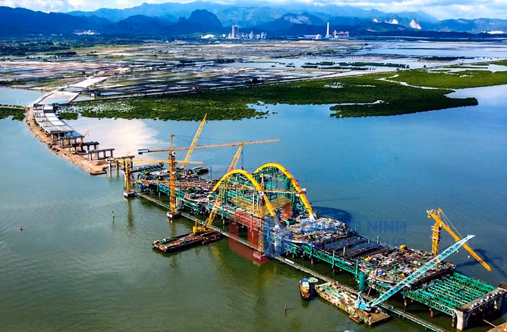 Công trường thi công cầu Cửa Lục 1 (8-2021). Ảnh Đỗ Phương