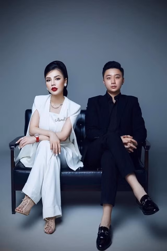 Ông Nguyễn Chí Minh, Giám đốc Công ty Cổ phần Đầu tư &amp; Công nghệ TAB (bên phải), bà Đỗ Thị Huyền Trang, Phó Giám đốc Trung tâm Truyền thông Sự kiện chiến lược và Đổi mới sáng tạo khu vực Bắc Bộ (ISAI) (bên trái).