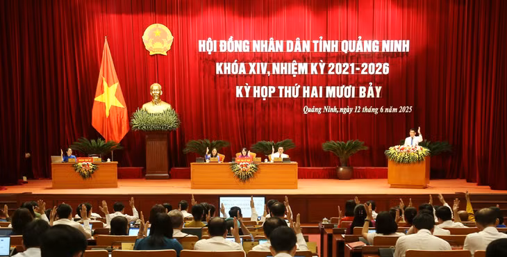 Các đại biểu biểu quyết thông qua các nghị quyết tại Kỳ họp.
