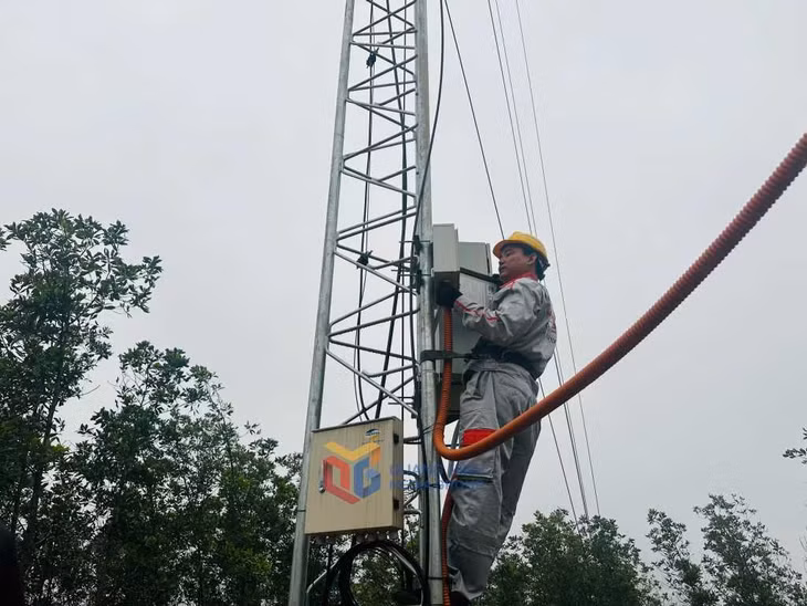 Cán bộ kỹ thuật Chi nhánh Công trình Viettel Quảng Ninh kiểm tra trạm BTS tại khu 10, phường Mông Dương, TP Cẩm Phả. Ảnh: Hạ An