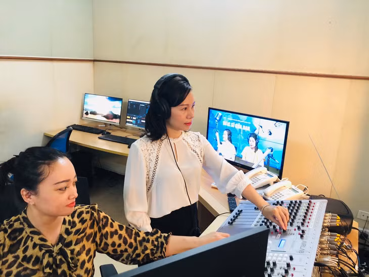 CBPV phòng Phát thanh (Trung tâm Truyền thông tỉnh) vận hành thiết bị sản xuất chương trình mới được đầu tư.