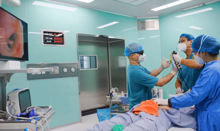 Các y, bác sĩ Khoa Thăm dò chức năng - Nội soi can thiệp (Bệnh viện Phổi) thực hiện nội soi phế quản cho người bệnh. Ảnh: Nguyễn Hoa
