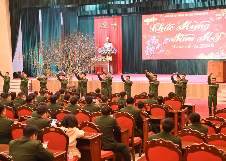Các chiến sĩ trẻ biểu diễn vũ điệu niềm tin và vũ điệu dân quân.
