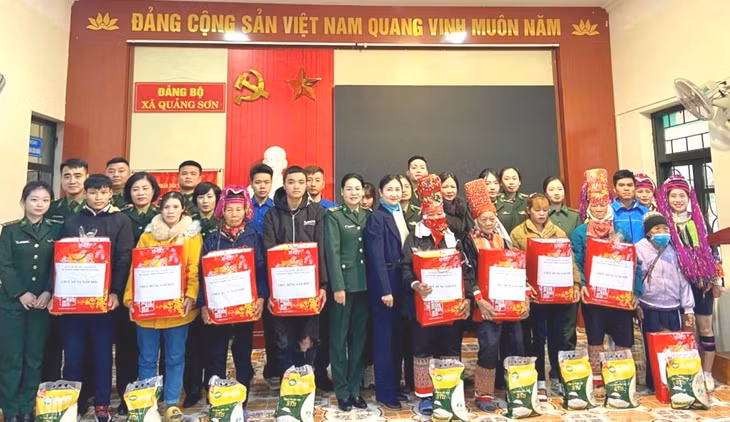 Hội phụ nữ và Đoàn thanh niên Bộ Chỉ huy Bộ đội Biên phòng tỉnh chủ trì phối hợp với Hội LHPN huyện Hải Hà, Đồn Biên phòng Quảng Đức tặng quà tết cho các hộ gia đình có hoàn cảnh khó khăn tại xã Quảng Sơn (Hải Hà).
