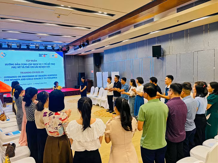 Trung tâm Công tác xã hội phối hợp với Quỹ Dân số Liên hợp quốc (UNFPA) tổ chức tập huấn hướng dẫn cung cấp dịch vụ hỗ trợ người bị bạo lực giới trên địa bàn tỉnh Quảng Ninh. Ảnh: Vân Anh
