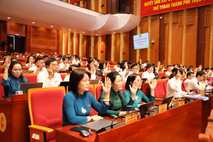 Các đại biểu biểu quyết thông qua các nghị quyết tại kỳ họp.
