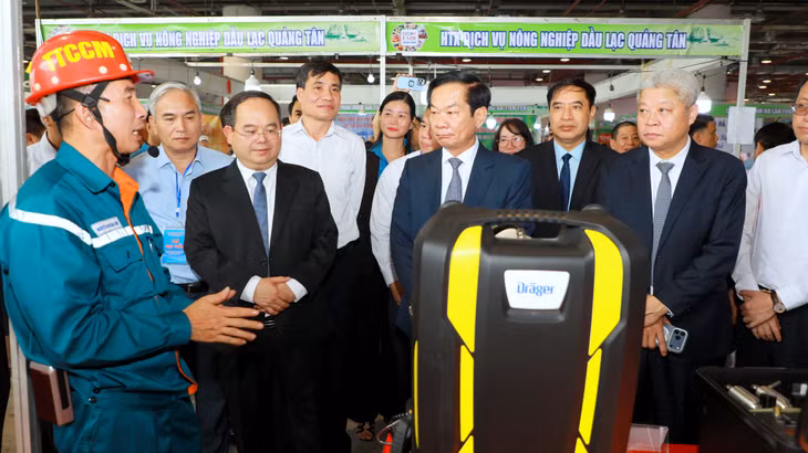 Các vị đại biểu tham quan gian hàng trưng bày triển lãm các sản phẩm công nghệ, thiết bị hiện đại về công tác ATVSLĐ, bảo vệ sức khoẻ cho người lao động trong khuôn khổ lễ phát động.
