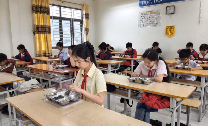 Các em học sinh điểm trường chính Nà Khau, Trường TH-THCS Húc Động (xã Lục Hồn) ăn trưa tại lớp.