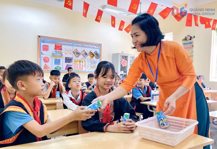 Sáng 2/3, ngày đầu tiên quay trở lại trường học sau kỳ nghỉ Tết Nguyên đán, 132 em học sinh Trường TH&amp;THCS Sơn Dương đã được uống sữa tươi tại trường.