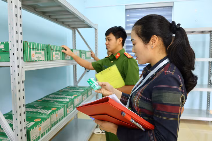 UBND xã Lục Hồn kiểm tra việc triển khai chương trình sữa học đường tại Trường Mầm non Lục Hồn.