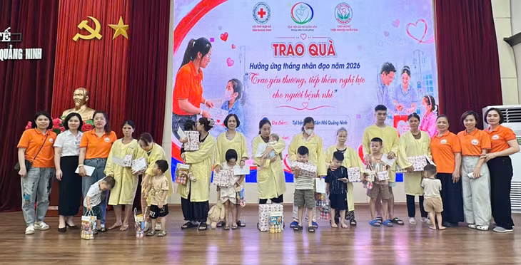 Câu lạc bộ Thiện nguyện Huyền Tâm trao tặng quà cho các bệnh nhi có hoàn cảnh khó khăn đang điều trị tại Bệnh viện Sản Nhi Quảng Ninh.