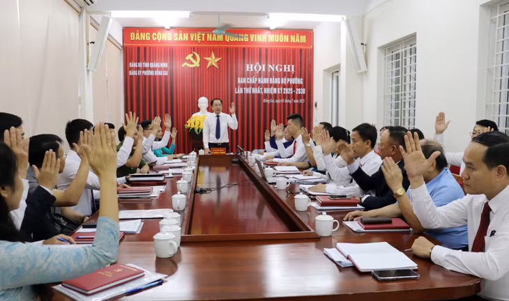 Ban chấp hành Đảng bộ phường Hồng Gai biểu quyết thông qua các chủ trương.