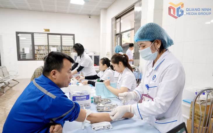 Khám sức khoẻ định kỳ cho thợ mỏ Công ty Than Mạo Khê.