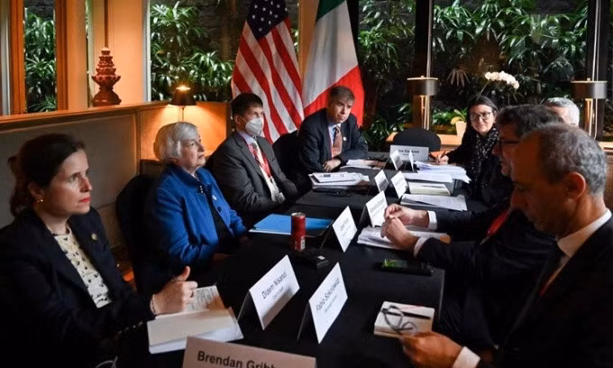 Bộ trưởng Tài chính Mỹ Janet Yellen (áo xanh) tại cuộc họp về lệnh trừng phạt Nga bên lề hội nghị thượng đỉnh G20 ở Bali, Indonesia. Ảnh: AFP.