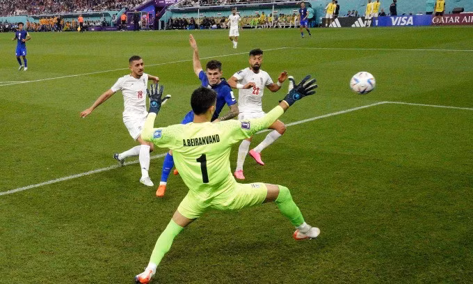 Pulisic trong pha làm bàn hạ Beiranvand ở phút 38 trận Mỹ thắng Iran 1-0 trên sân Al Thumana ngày 29/11. Ảnh: Reuters