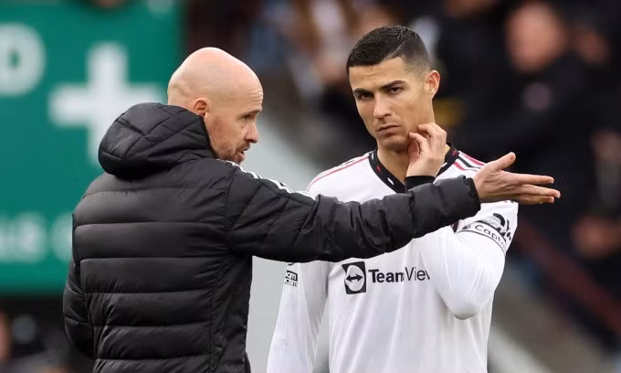 Ronaldo trong lúc HLV Ten Hag chỉ đạo ở trận thua Aston Villa 1-3 ngày 6/11. Đây là lần gần nhất Ronaldo đá cho Man Utd và anh chơi trọn 90 phút hôm đó. Ảnh: Reuters