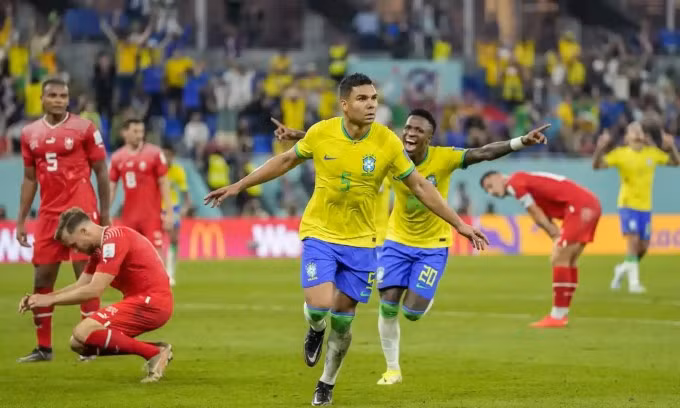 Casemiro chia vui sau khi ghi bàn duy nhất của trận đấu. Ảnh: AP.