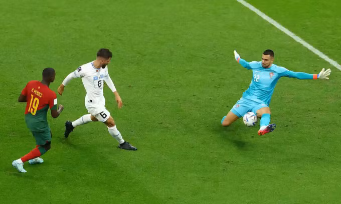 Bentancur (số 6) suýt ghi siêu phẩm độc diễn trong hiệp một cho Uruguay. Ảnh: Reuters