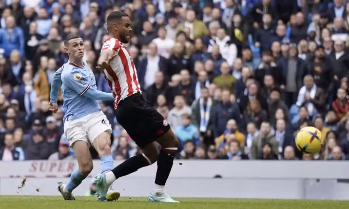 Pha toả sáng của Foden đem về bàn gỡ hoà 1-1 cho Man City. Ảnh: EPA