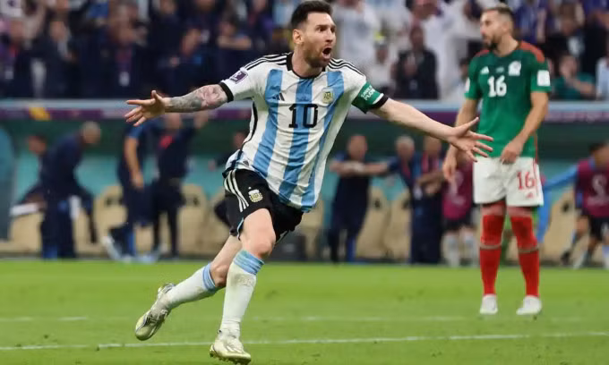 ...giúp Argentina thắng trận đầu tay ở World Cup 2022 trên sân Lusail, Qatar tối 26/11. Ảnh: Reuters