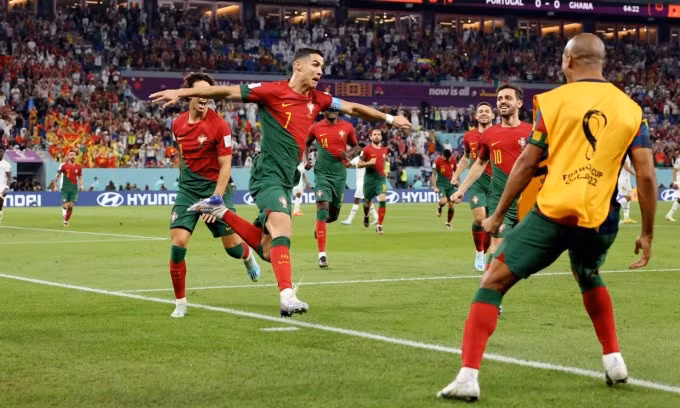 Ronaldo chia vui cùng đồng đội sau khi ghi bàn. Ảnh: Reuters.
