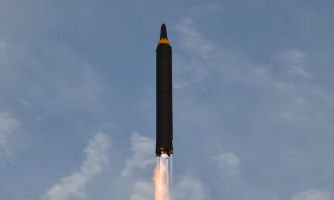 Tên lửa đạn đạo tầm xa Hwasong-12 được Triều Tiên phóng thử hồi tháng 1. Ảnh: KCNA.