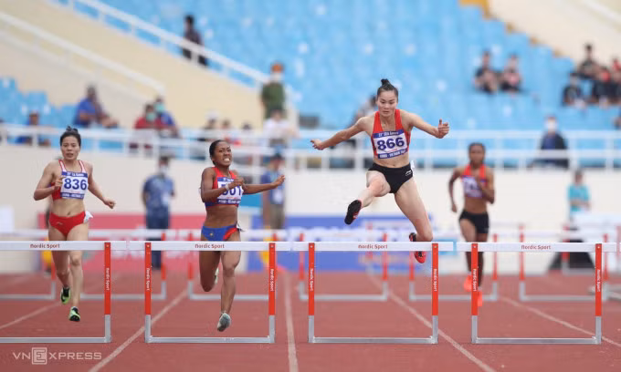 Quách Thị Lan (nhảy trên rào), khi về nhất nội dung 400m rào nữ tại SEA Games 31 trên sân Mỹ Đình, Hà Nội chiều 17/5/2022. Ảnh: Đức Đồng