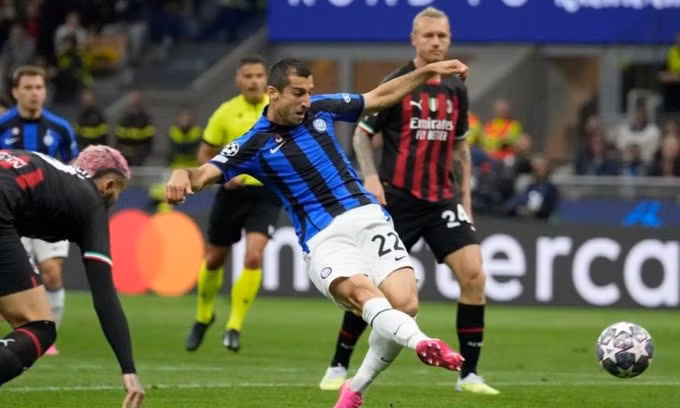 Mkhitaryan trong pha dứt điểm, nâng tỷ số lên 2-0 cho Inter. Ảnh: Reuters