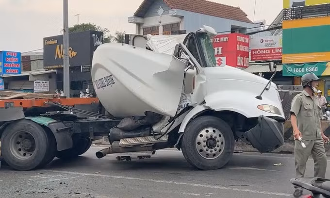 Cabin xe đầu kéo biến dạng khi bị cuộn thép lăn qua. Ảnh: Thanh Tiến