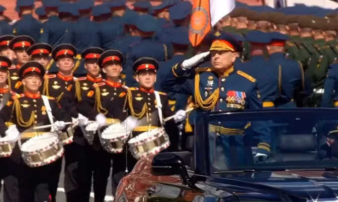 Xe chở Tướng Salyukov dẫn đầu các khối duyệt binh. Ảnh: Sputnik