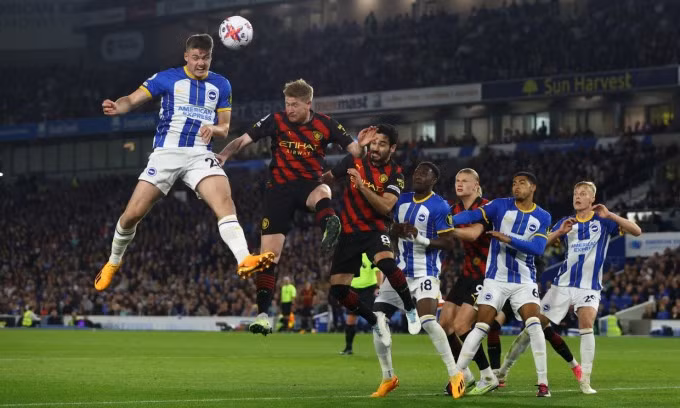 Evan Ferguson không chiến De Bruyne ở hiệp hai. Ảnh: Reuters