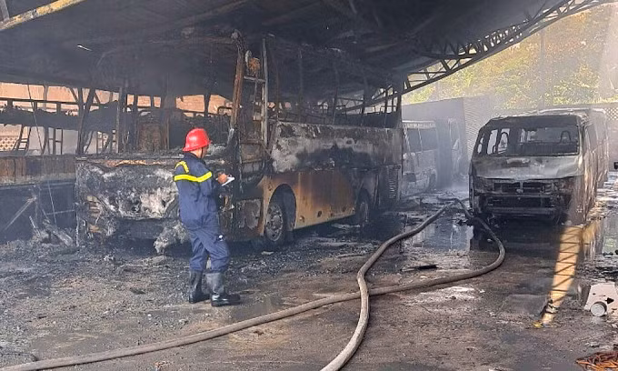 Ôtô bị thiêu rụi sau vụ cháy. Ảnh: Hồ Đinh