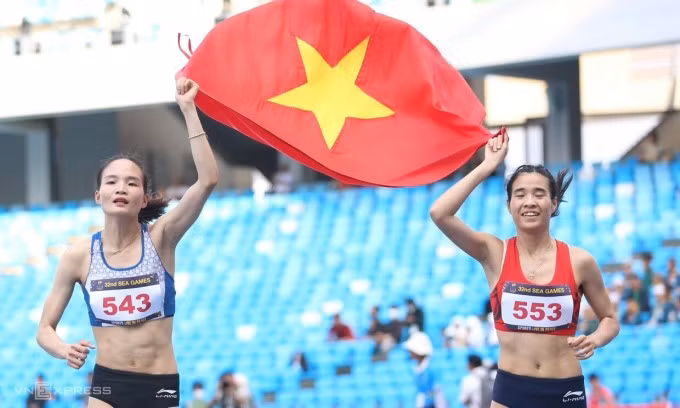 Thu Hà (trái) và Bùi Thị Ngân giành HC vàng và bạc nội dung chạy 800m nữ. Ảnh: Đông Huyền