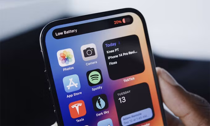 Thông báo pin yếu trên iPhone 14 Pro. Ảnh: MKBHD