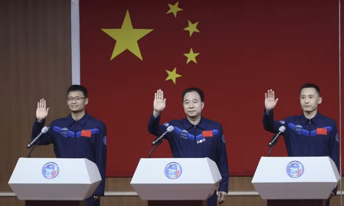 Các phi hành gia của nhiệm vụ Thần Châu 16 gồm Gui Haichao, Jing Haipeng, Zhu Yangzhu (từ trái sang phải). Ảnh: Xinhua