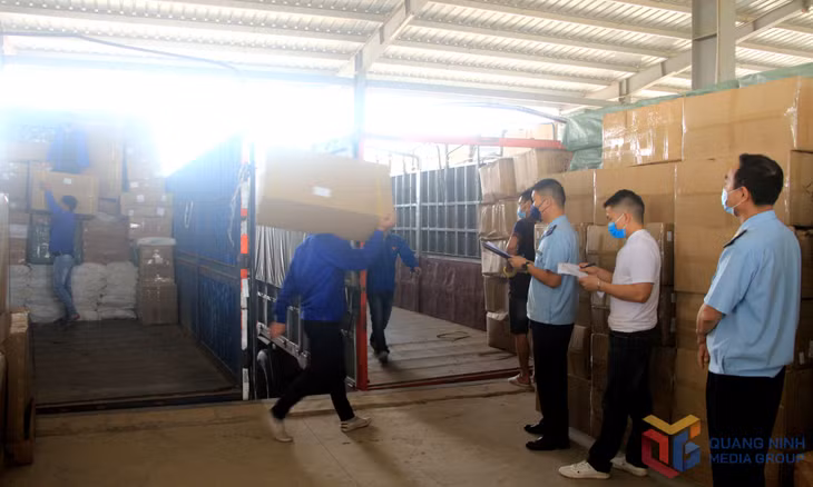 Chi cục Hải quan cửa khẩu Móng Cái kiểm tra, giám sát hàng hóa XNK tại cửa khẩu cầu Bắc Luân II. Ảnh: Mạnh Trường