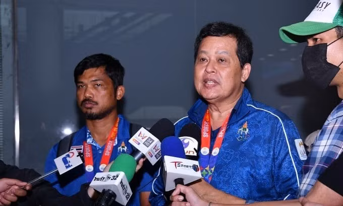 Trưởng đoàn U22 Thái Lan Yutthana Yimkarun (giữa) từ chức sau sự cố ở chung kết SEA Games 32. Ảnh: FAT