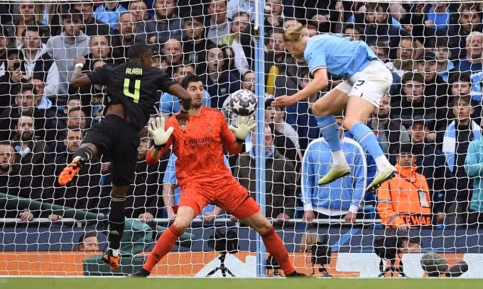 Sự xuất sắc của Courtois chỉ ngăn Haaland ghi bàn chứ không giúp Real thoát thua. Ảnh: AFP