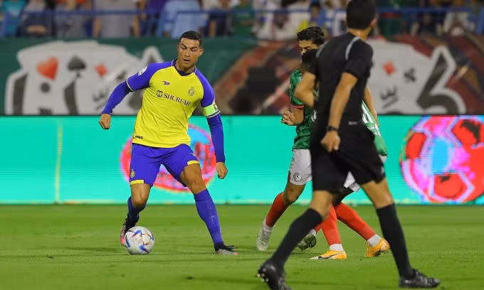 Ronaldo (trái) trong trận hòa chủ nhà Ettifaq ở vòng 29 Saudi League tối 27/5/2023. Ảnh: Al Nassr