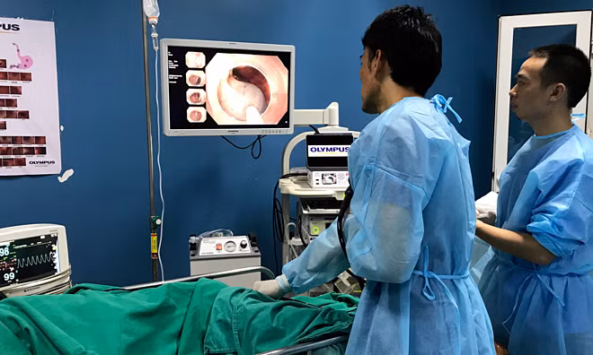 Các bác sĩ Bệnh viện K phẫu thuật nội soi cắt khối u trực tràng cho bệnh nhân. Ảnh: Lê Nga