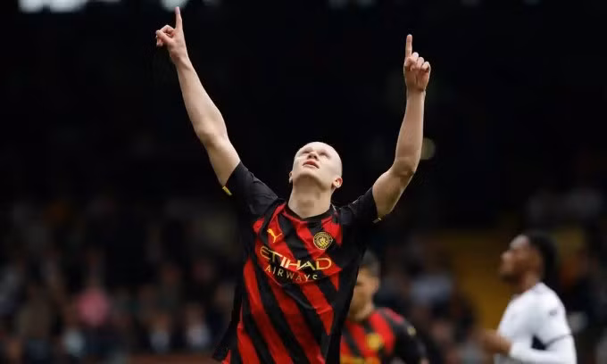 Haaland mừng bàn mở tỷ số trận thắng Fulham 2-1 trên sân Craven Cottage ngày 30/4. Ảnh: Guardian